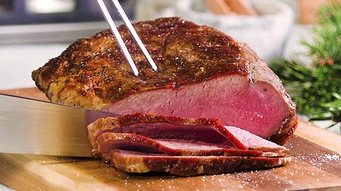 Roastbeef anschneiden