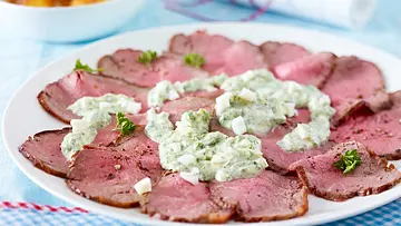 Roastbeef-Carpaccio mit Kräuterremoulade Rezept - Foto: LECKER @ Bauer Media Group Roastbeef-Carpaccio mit Kräuterremoulade Rezept - Foto: LECKER @ Bauer Media Group
