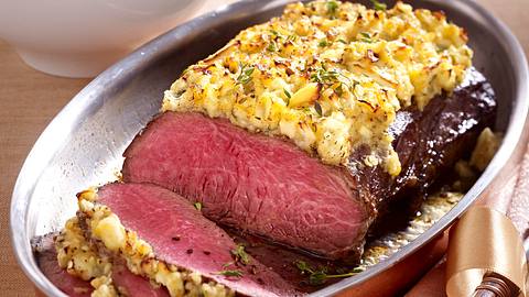 Roastbeef mit Apfel-Zwiebel-Haube und Kartoffelsalat Rezept - Foto: House of Food / Bauer Food Experts KG