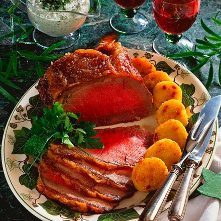 Roastbeef mit Kartoffeltalern Rezept Roastbeef mit Kartoffeltalern Rezept