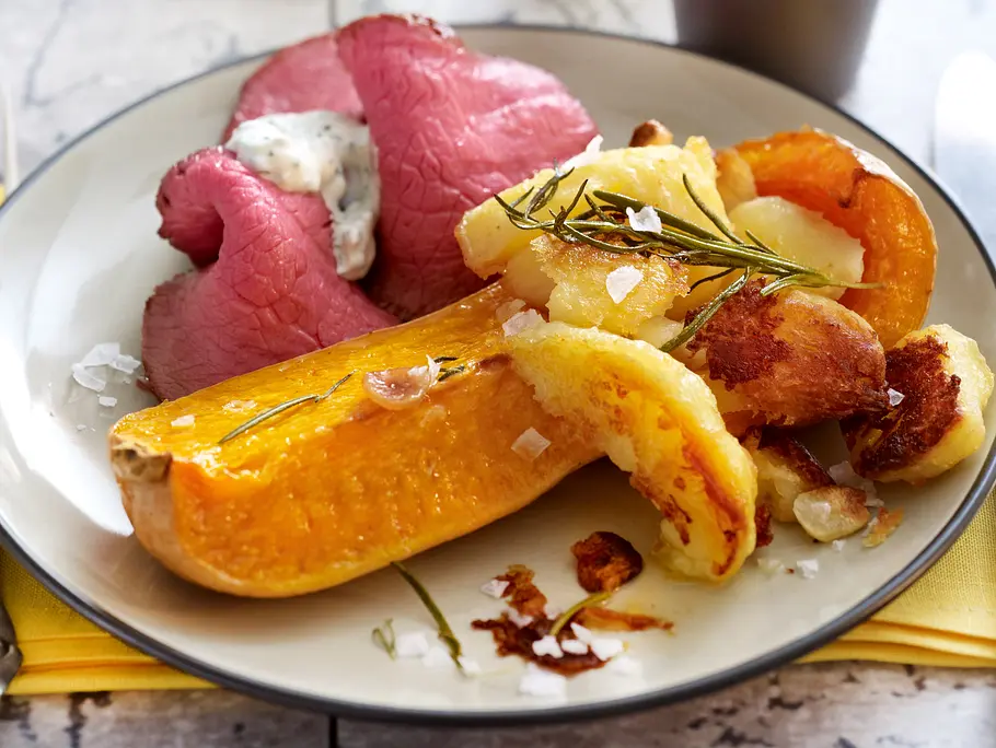Roastbeef mit Ofen-Butternut-Kürbis Rezept Roastbeef mit Ofen-Butternut-Kürbis Rezept