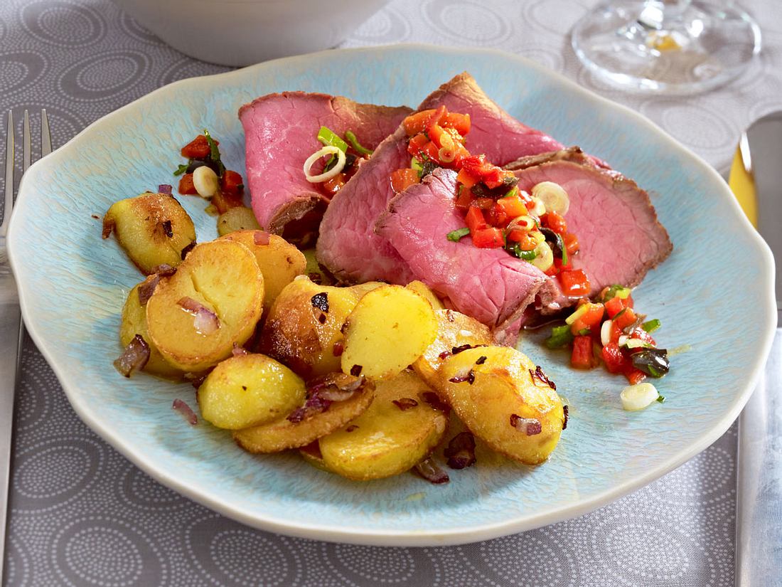 Roastbeef mit Paprikasalsa und Bratkartoffeln Rezept | LECKER
