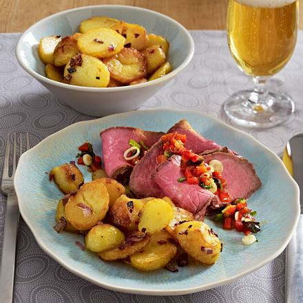Roastbeef mit Paprikasalsa und Bratkartoffeln Rezept Roastbeef mit Paprikasalsa und Bratkartoffeln Rezept