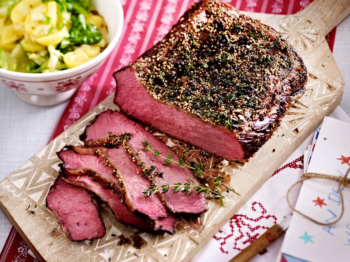 Roastbeef mit Pfefferkruste und Kartoffel-Gurken-Salat Rezept