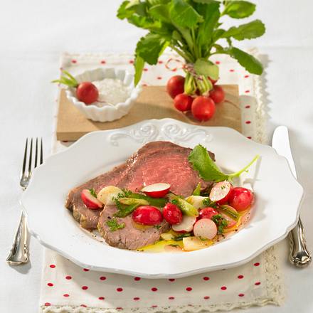 Roastbeef mit Radieschen-Zwiebel-Gemüse Rezept Roastbeef mit Radieschen-Zwiebel-Gemüse Rezept