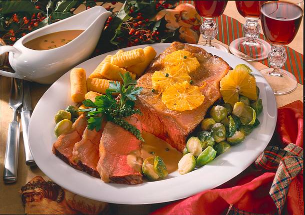 Roastbeef mit Rosenkohl, Kroketten und Orangen-Pfeffer Rezept Roastbeef mit Rosenkohl, Kroketten und Orangen-Pfeffer Rezept