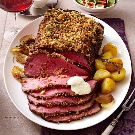 Roastbeef mit Rosmarin-Pfeffer-Brot-Kruste Rezept Roastbeef mit Rosmarin-Pfeffer-Brot-Kruste Rezept