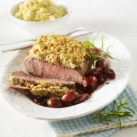 Roastbeefbraten mit Haselnuss-Kräuterkruste, Rotweinschalotten und Sellerie-Kartoffelpüree Rezept Roastbeefbraten mit Haselnuss-Kräuterkruste, Rotweinschalotten und Sellerie-Kartoffelpüree Rezept
