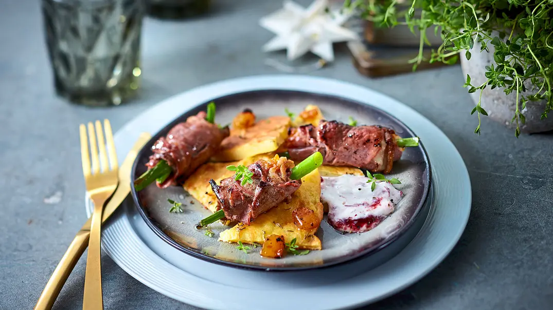 Roastbeefpäckchen auf Kloßteigecken Rezept - Foto: LECKER @ Bauer Media Group Roastbeefpäckchen auf Kloßteigecken Rezept - Foto: LECKER @ Bauer Media Group