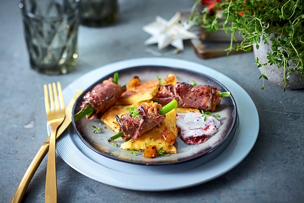 Roastbeefpäckchen auf Kloßteigecken Rezept Roastbeefpäckchen auf Kloßteigecken Rezept