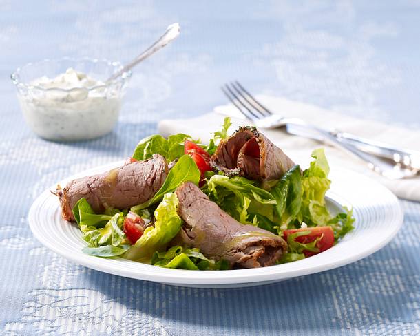 Roastbeefröllchen auf Salat Rezept Roastbeefröllchen auf Salat Rezept