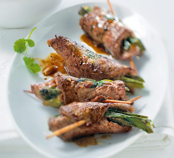 Roastbeefröllchen mit Erdnussbutter und Lauchzwiebeln Rezept Roastbeefröllchen mit Erdnussbutter und Lauchzwiebeln Rezept