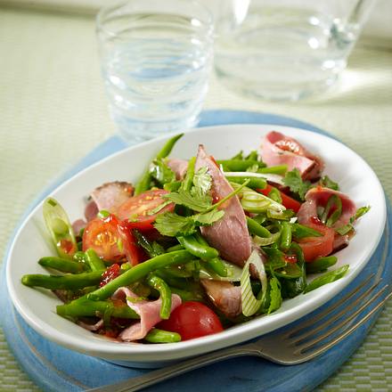 Roastbeefsalat mit Kirschtomaten, grünen Bohnen, Lauchzwiebeln in Thai-Chili-Soße und Koriander Rezept Roastbeefsalat mit Kirschtomaten, grünen Bohnen, Lauchzwiebeln in Thai-Chili-Soße und Koriander Rezept