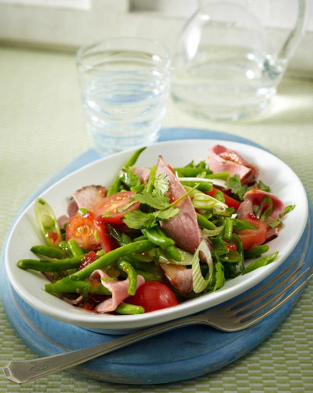 Roastbeefsalat mit Kirschtomaten, grünen Bohnen, Lauchzwiebeln in Thai ...