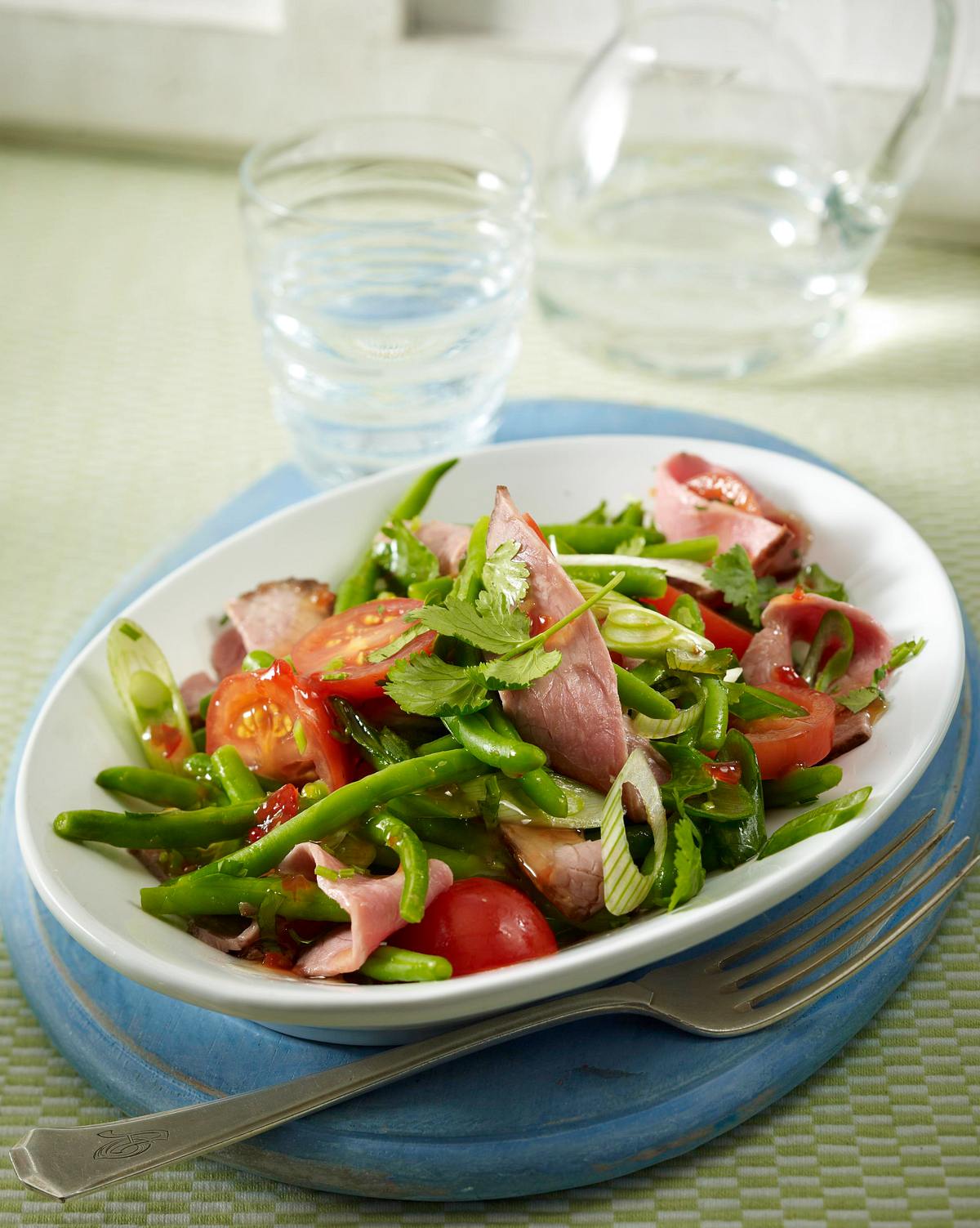 Roastbeefsalat mit Kirschtomaten, grünen Bohnen, Lauchzwiebeln in Thai-Chili-Soße und Koriander Rezept