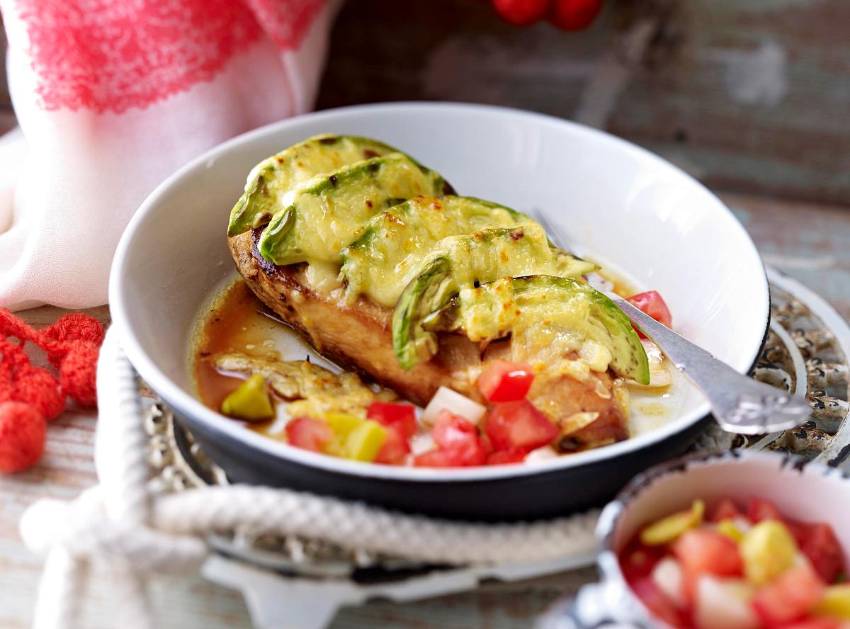 Rodeo-Hähnchen mit Tomaten-Peperoni-Salat Rezept