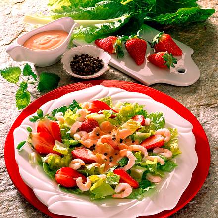 Römersalat mit Erdbeeren und Krabben Rezept Römersalat mit Erdbeeren und Krabben Rezept