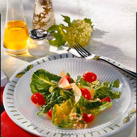 Römersalat mit Tomate und Schalotten-Vinaigrette Rezept Römersalat mit Tomate und Schalotten-Vinaigrette Rezept