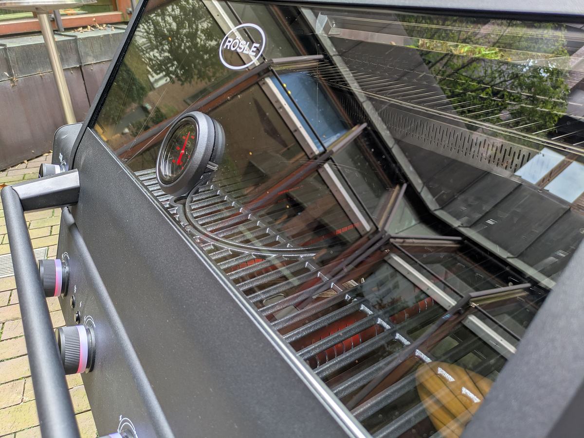 Blick durch den Deckel des Rösle Allflame Hero 4 Gasgrills mit Sichtfenster und Deckelthermometer.