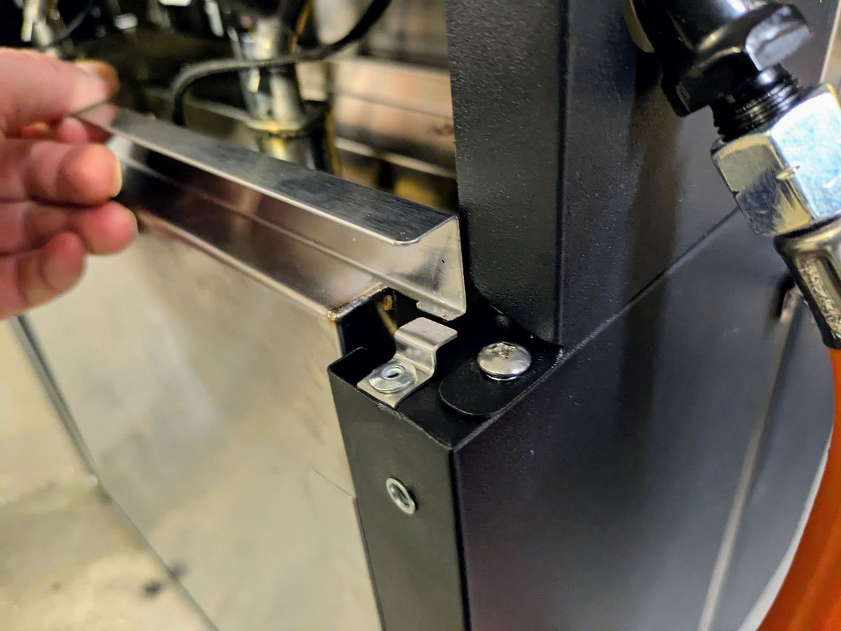Die Fettauffangschublade ist unterm Grill eingehakt, damit sie nicht herausgleitet.
