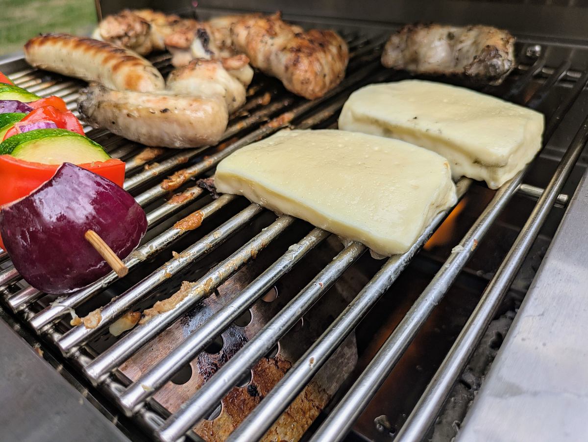 Rösle Videro G2-P Halloumi Grillrost des Videro G2-P mit Halloui und Gemüsespieß in Nahaufnahme im Testbetrieb.
