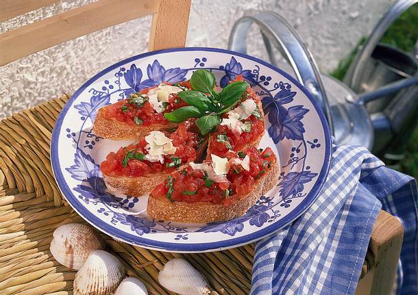 Röstbrot mit Basilikum-Tomaten Rezept Röstbrot mit Basilikum-Tomaten Rezept