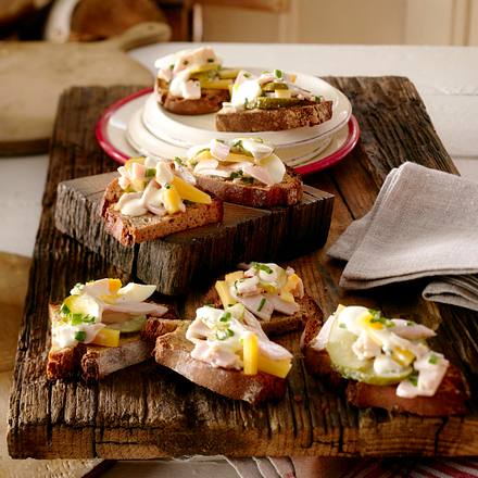 Röstbrote mit Puten-Käse-Salat Rezept Röstbrote mit Puten-Käse-Salat Rezept
