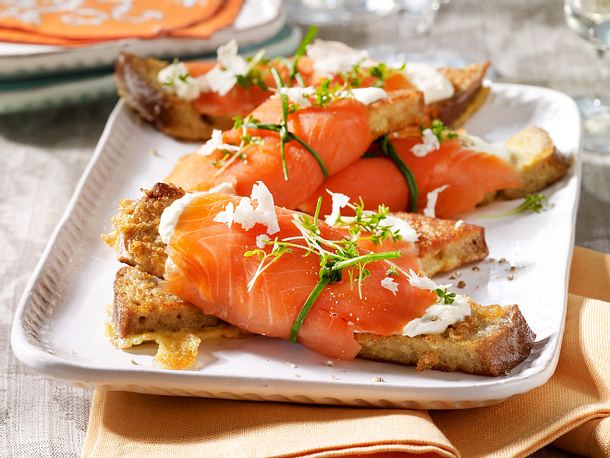 Röstbrotstreifen mit Lachs und Meerrettich Rezept Röstbrotstreifen mit Lachs und Meerrettich Rezept