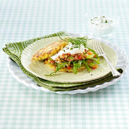 Rösti-Burger mit Lachstatar und Kräuterquark Rezept Rösti-Burger mit Lachstatar und Kräuterquark Rezept