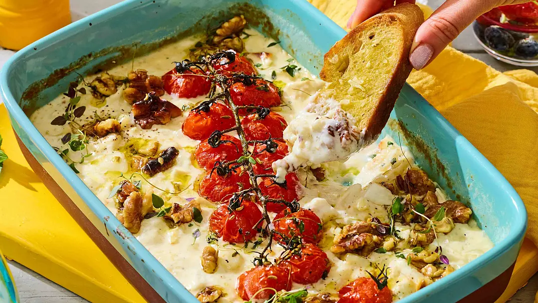 Rösttomaten auf Ziegenkäse-Dip Rezept - Foto: LECKER @ Bauer Media Group Rösttomaten auf Ziegenkäse-Dip Rezept - Foto: LECKER @ Bauer Media Group