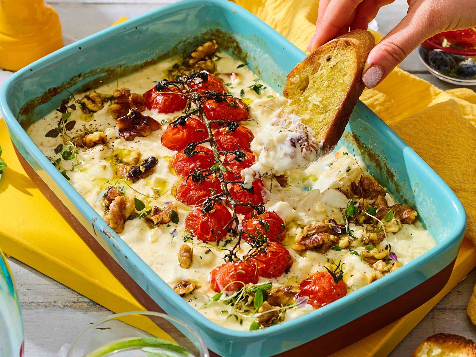 Sommer-Dip aus dem Ofen mit Rösttomaten Rezept | LECKER