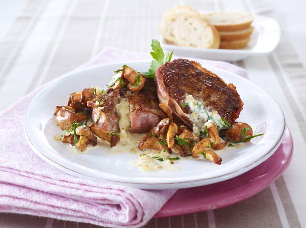 Röstzwiebel-Hacksteaks mit Rahmpfifferlingen Rezept Röstzwiebel-Hacksteaks mit Rahmpfifferlingen Rezept