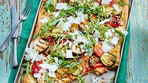Roggen-Flammkuchen mit gegrilltem Gemüse Rezept - Foto: House of Food / Bauer Food Experts KG