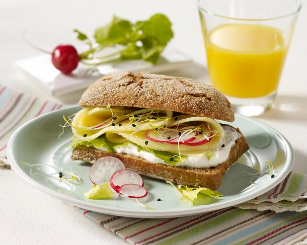 Roggenbrötchen mit Käse, Radieschen und Sprossen Rezept Roggenbrötchen mit Käse, Radieschen und Sprossen Rezept