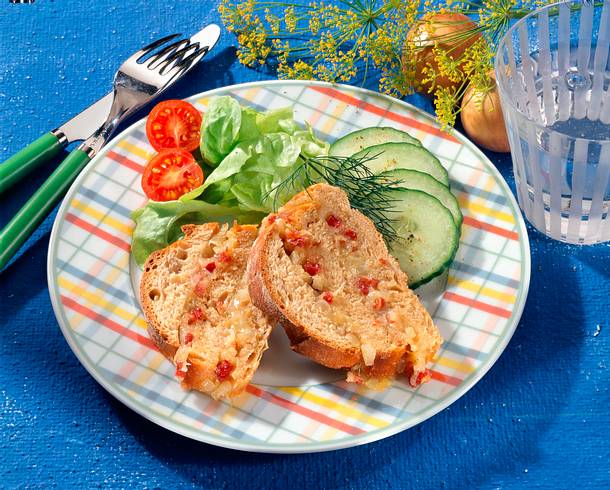 Roggenbrot mit Zwiebel-Speck-Füllung Rezept Roggenbrot mit Zwiebel-Speck-Füllung Rezept