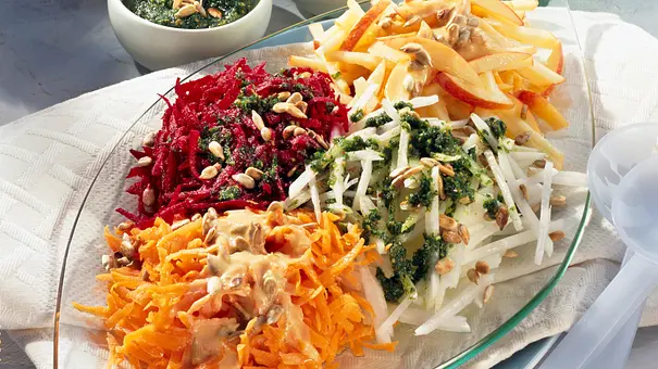 Rohkost-Platte mit Pesto und Buttermilch-Dressing Rezept - Foto: LECKER @ Bauer Media Group