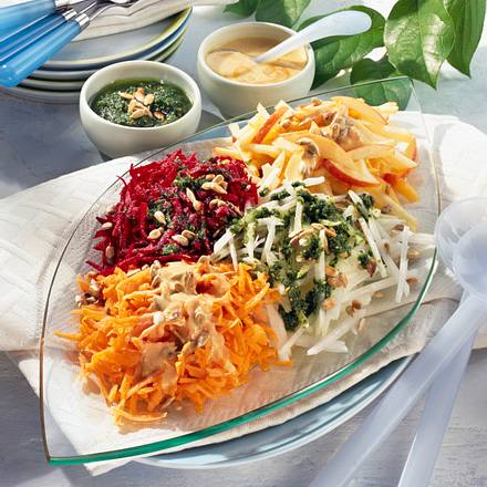 Rohkost-Platte mit zwei Soßen Rezept Rohkost-Platte mit zwei Soßen Rezept