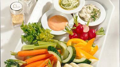 Rohkostplatte mit drei Dips Rezept - Foto: LECKER @ Bauer Media Group