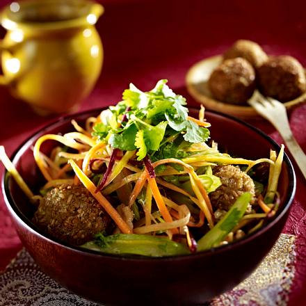 Rohkostsalat mit Grünkernbällchen Rezept Rohkostsalat mit Grünkernbällchen Rezept