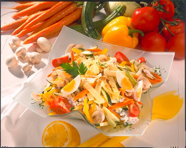 Rohkostsalat mit Käsestreifen Rezept