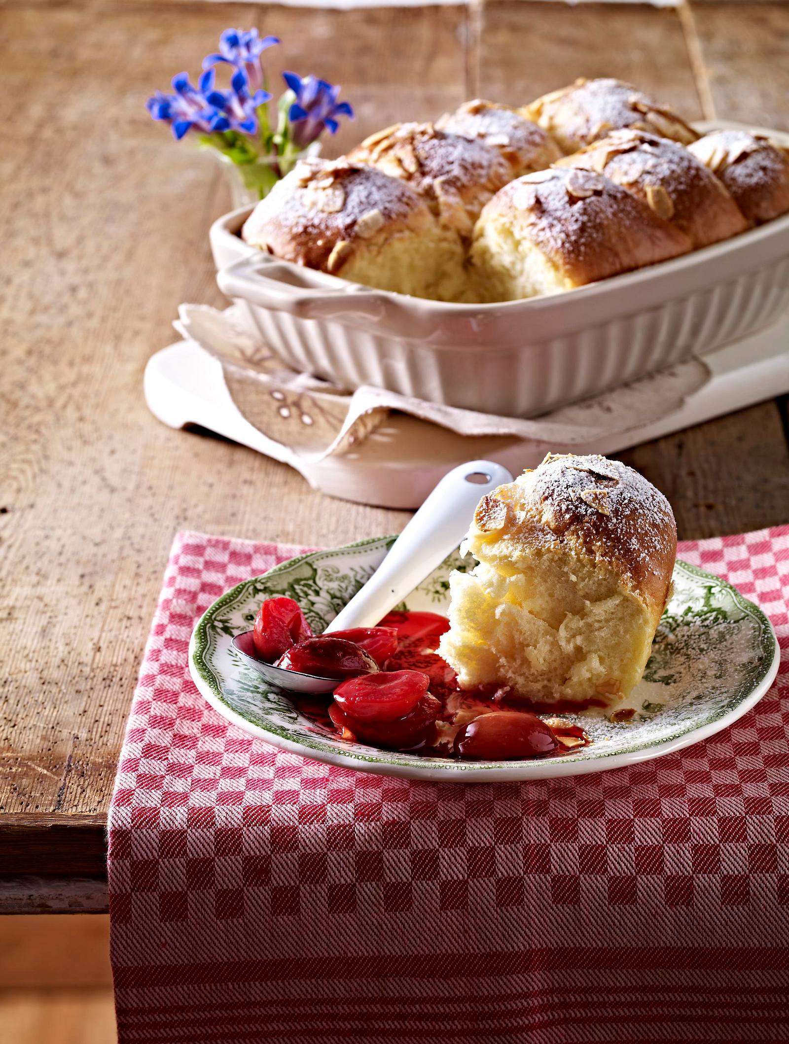 Rohrnudeln mit weinseligen Pflaumen Rezept | LECKER