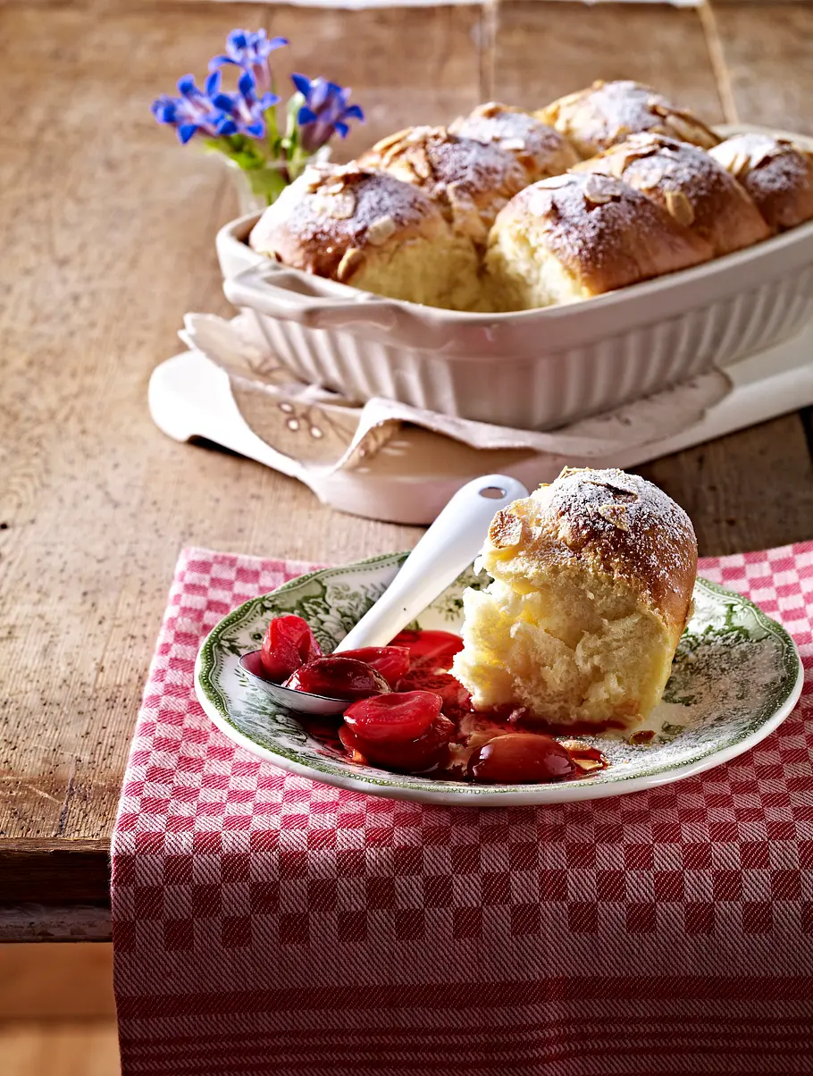 Rohrnudeln mit weinseligen Pflaumen Rezept Rohrnudeln mit weinseligen Pflaumen Rezept