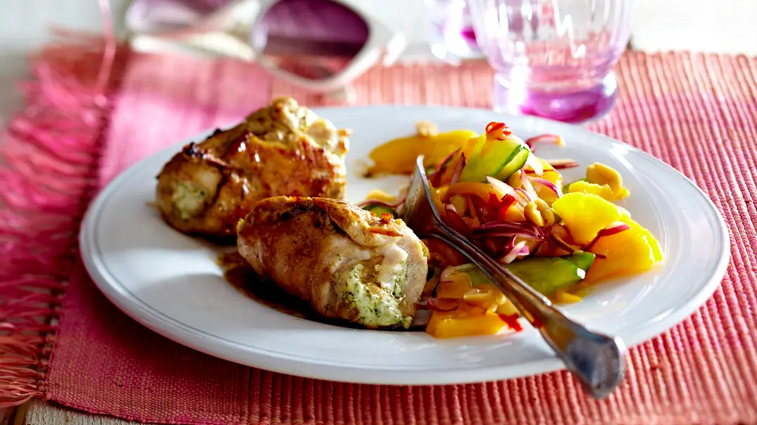 Rollatini mit Frischkäse-Minze-Füllung und Mango-Erdnuss-Salat Rezept - Foto: LECKER @ Bauer Media Group Rollatini mit Frischkäse-Minze-Füllung und Mango-Erdnuss-Salat Rezept - Foto: LECKER @ Bauer Media Group