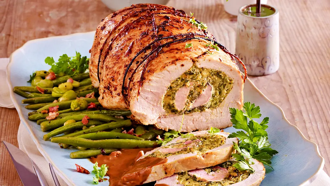 Rollbraten mit Bärlauch-Senf-Füllung - Foto: LECKER @ Bauer Media Group Rollbraten mit Bärlauch-Senf-Füllung - Foto: LECKER @ Bauer Media Group