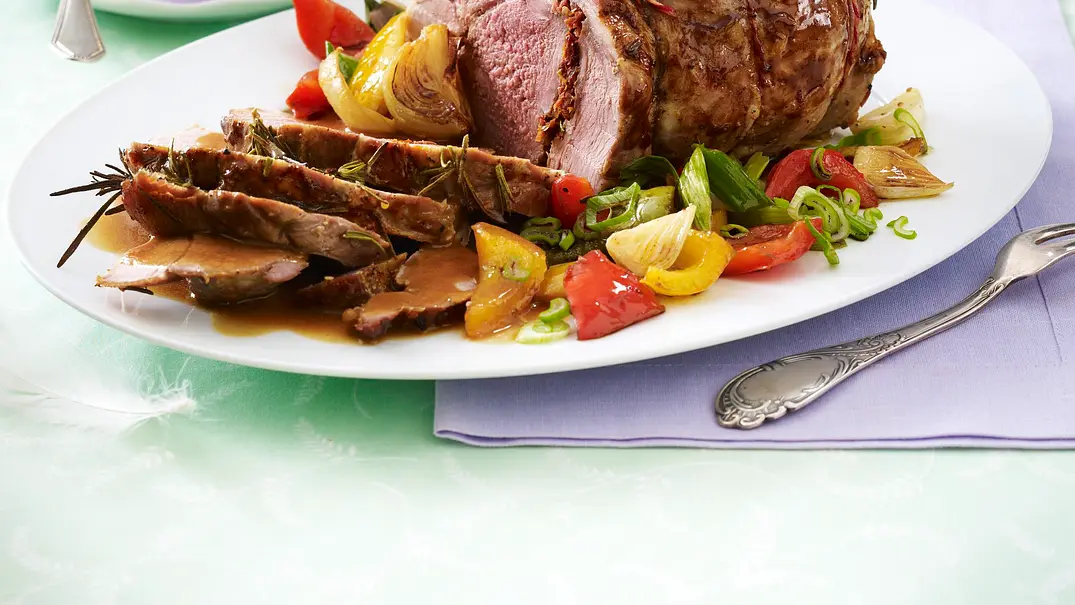 Rollbraten von der Lammkeule Rezept - Foto: LECKER @ Bauer Media Group Rollbraten von der Lammkeule Rezept - Foto: LECKER @ Bauer Media Group