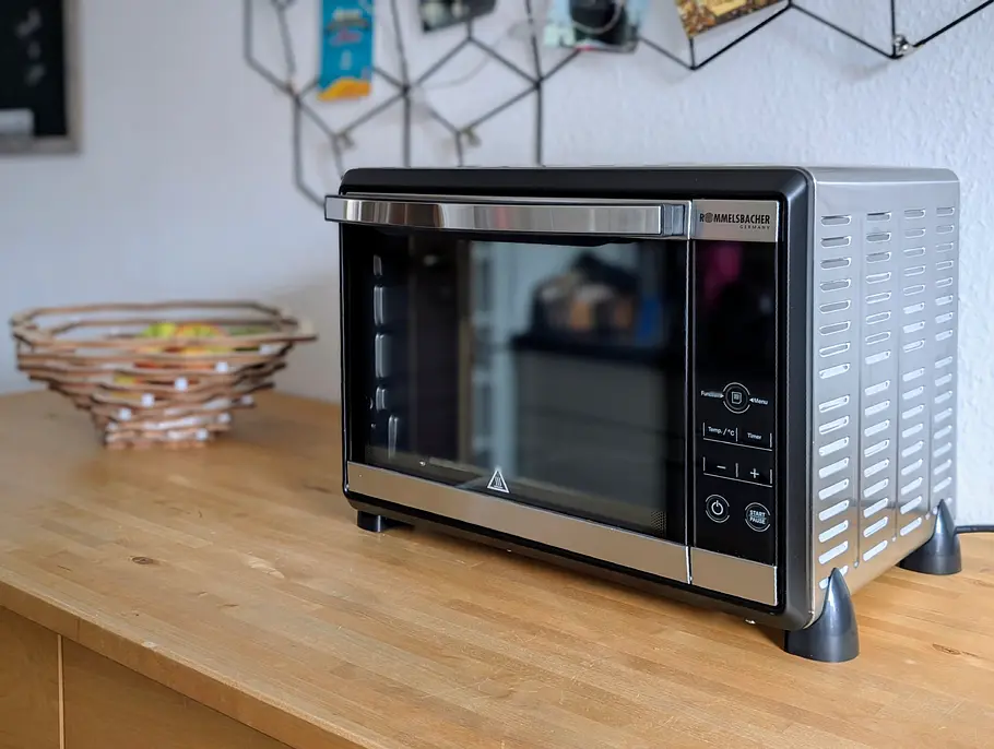 Der Rommelsbacher Elektronik Back & Grill Ofen BGE 1580/E Auf einer Arbeitsfläche in der Küche steht der Rommelsbacher Elektronik Back & Grill Ofen BGE 1580/E