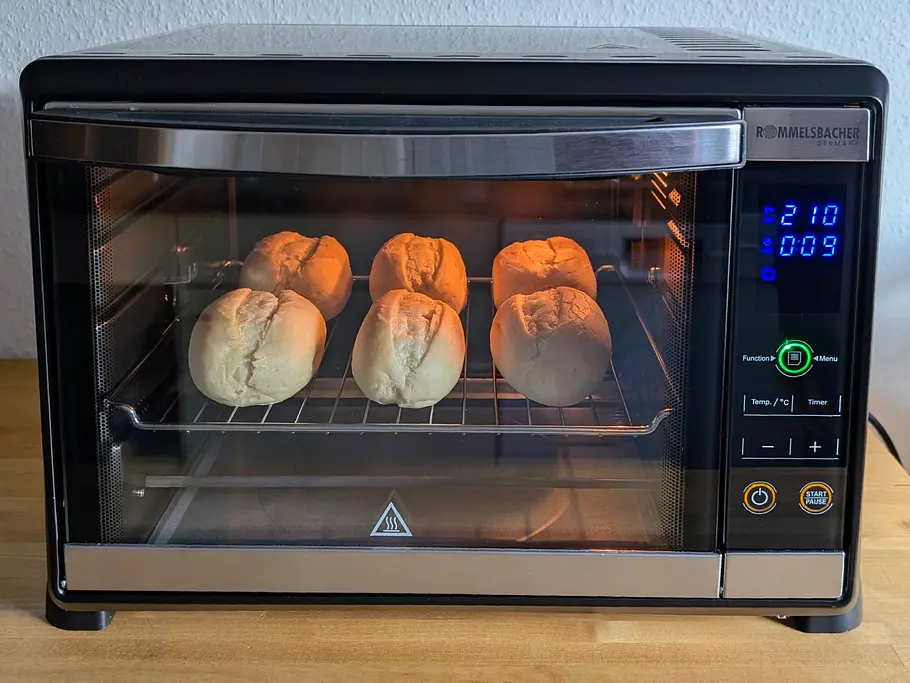 Brötchen aufbacken im Rommelsbacher Elektronik Back & Grill Ofen BGE 1580/E Im Rommelsbacher Elektronik Back & Grill Ofen BGE 1580/E backen Brötchen frisch auf