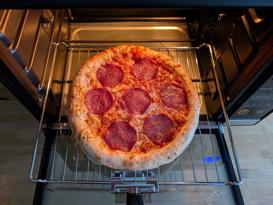 Pizza aus dem Rommelsbacher Elektronik Back & Grill Ofen BGE 1580/E Pizza aus dem Rommelsbacher Elektronik Back & Grill Ofen BGE 1580/E