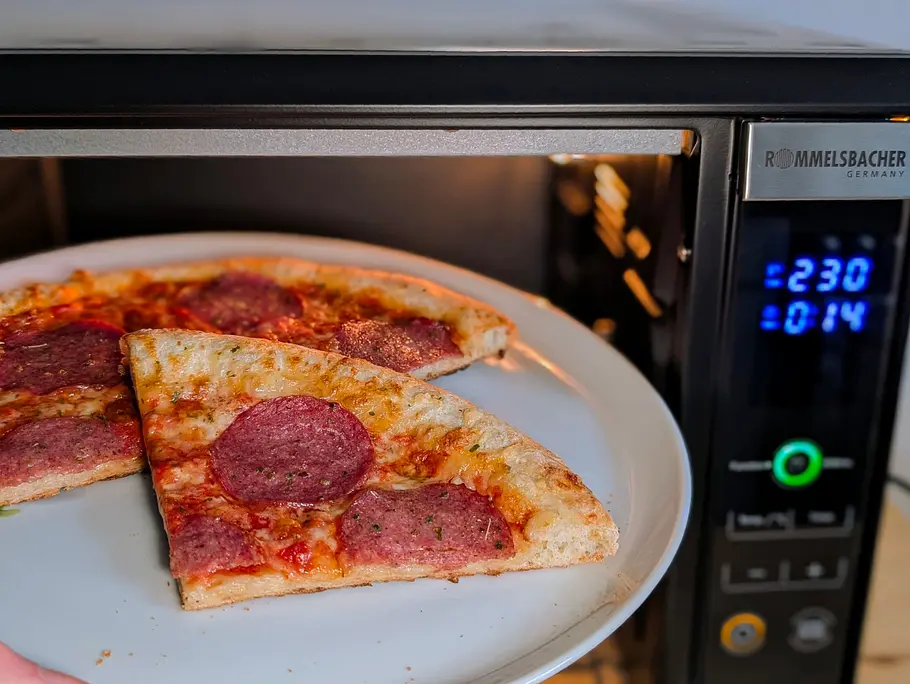 Pizza aus dem Rommelsbacher Elektronik Back & Grill Ofen BGE 1580/E Pizza aus dem Rommelsbacher Elektronik Back & Grill Ofen BGE 1580/E