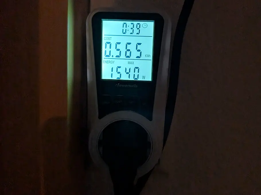 Wie viel Strom kosten TK-Pommes aus dem Rommelsbacher Elektronik Back & Grill Ofen BGE 1580/E? Ein Strommessgerät zeigt an, wie viel kWh im Rommelsbacher Elektronik Back & Grill Ofen BGE 1580/E für TK-Pommes anfallen